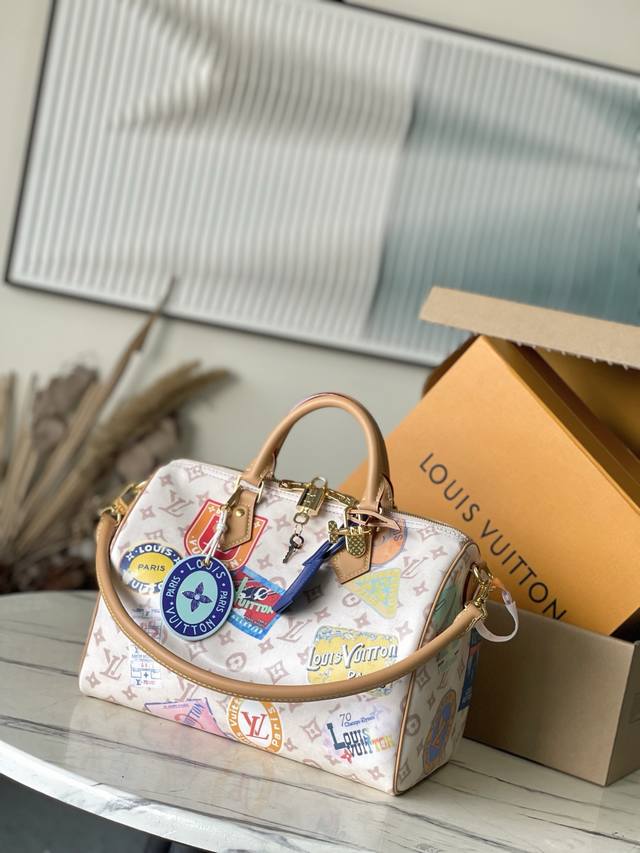 顶级原单M14587 本款Speedy Soft 30手袋以复古笔触演绎Monogram Dune元素，搭配飞机造型装饰和拼贴效果标签，致意Gaston Lou