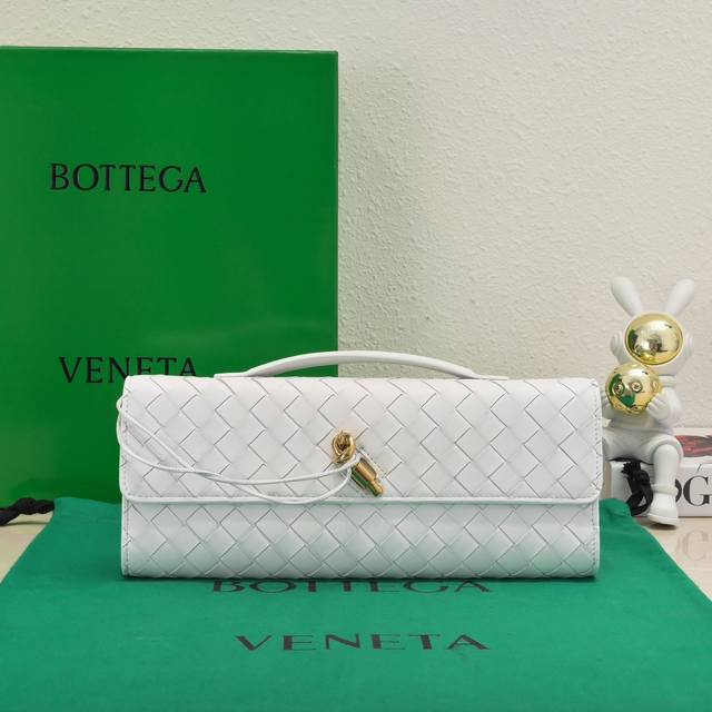 Bv Andiamo晚宴手包,又被狠狠种草啦~经济下行的年代设计师审美又回来了,一眼爱上 爱不释手的那种 啧~嘎嘎美 气场十足 造型和质感都十分抗比,自重轻容量 Bv Andiamo晚宴手包,又被狠狠种草啦~经济下行的年代设计师审美又回来了,一眼爱上 爱不释手的那种 啧~嘎嘎美 气场十足 造型和质感都十分抗比,自重轻容量