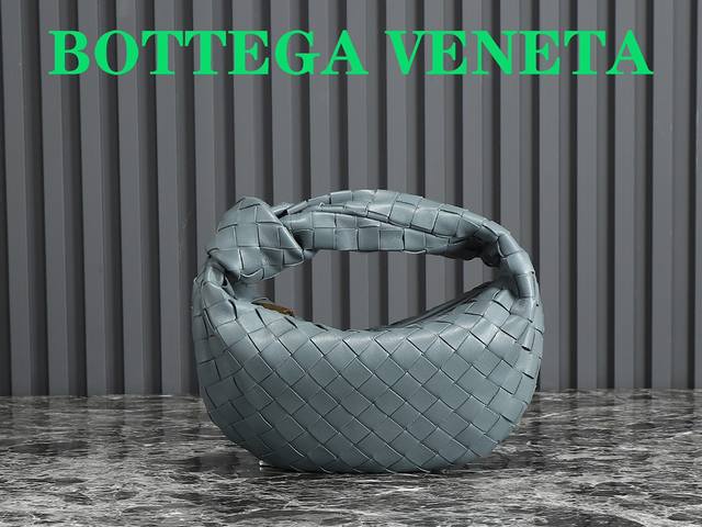 Bv早春系列新品Mini Jodie 新做法是原有的基础上圆化边角，以经典编织皮革打结圆形Hobo包， 最有标志性三角拉版设计，采用羊皮垂软造型，超级适合凹造型