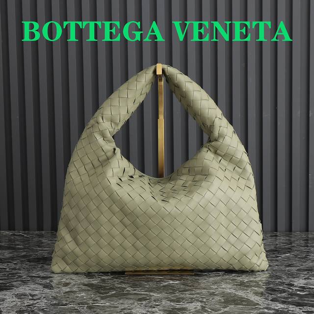 Bv全新Hop小号系列手袋 棱角分明，柔韧时髦 灵感源自经典手袋 Sloane 和 Veneta 葆蝶家经典皮革编织工艺全手工打造，包身整体无缝合线，叠塔吸扣设