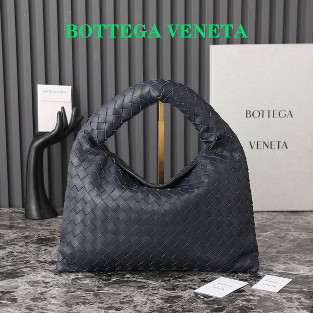 Bv全新Hop小号系列手袋 棱角分明，柔韧时髦 灵感源自经典手袋 Sloane 和 Veneta 葆蝶家经典皮革编织工艺全手工打造，包身整体无缝合线，叠塔吸扣设