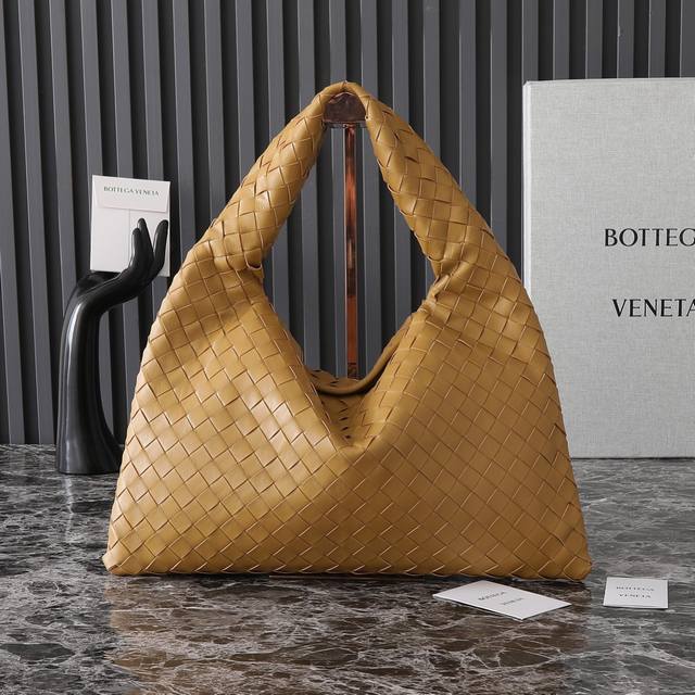 Bv全新Hop小号系列手袋 棱角分明，柔韧时髦 灵感源自经典手袋 Sloane 和 Veneta 葆蝶家经典皮革编织工艺全手工打造，包身整体无缝合线，叠塔吸扣设