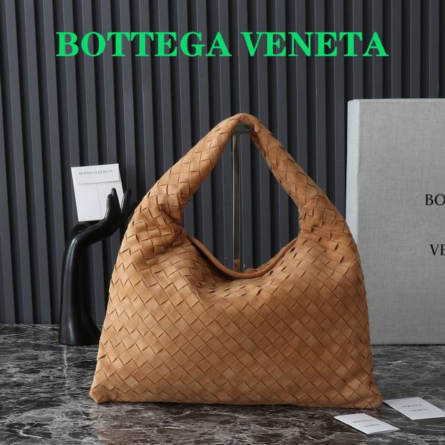 Bv全新Hop小号系列手袋 棱角分明,柔韧时髦 灵感源自经典手袋 Sloane 和 Veneta 葆蝶家经典皮革编织工艺全手工打造,包身整体无缝合线,叠塔吸扣设 Bv全新Hop小号系列手袋 棱角分明,柔韧时髦 灵感源自经典手袋 Sloane 和 Veneta 葆蝶家经典皮革编织工艺全手工打造,包身整体无缝合线,叠塔吸扣设