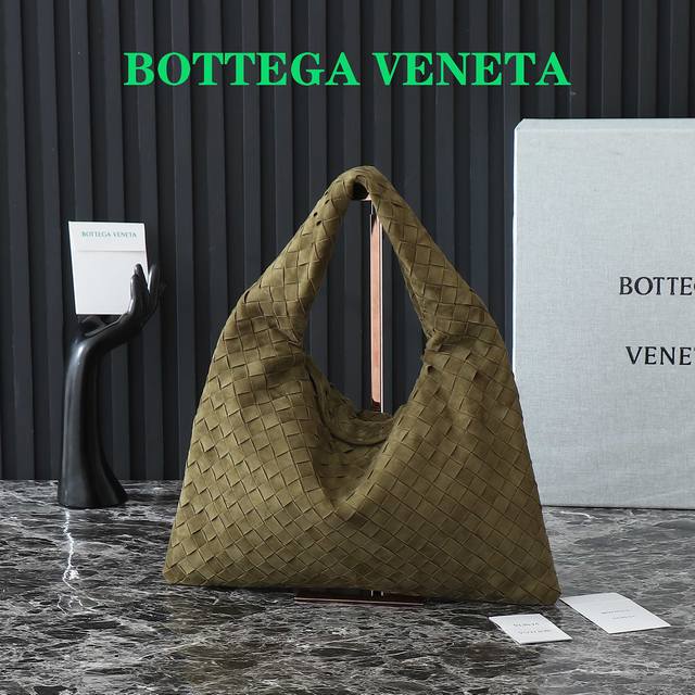 Bv全新Hop小号系列手袋 棱角分明,柔韧时髦 灵感源自经典手袋 Sloane 和 Veneta 葆蝶家经典皮革编织工艺全手工打造,包身整体无缝合线,叠塔吸扣设 Bv全新Hop小号系列手袋 棱角分明,柔韧时髦 灵感源自经典手袋 Sloane 和 Veneta 葆蝶家经典皮革编织工艺全手工打造,包身整体无缝合线,叠塔吸扣设