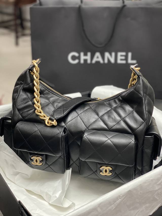 Chane125C 早春系列 Hoho嬉皮包 牛皮系，双袋口设计非常特别 上身效果真的绝 随性又优雅 金属链条 又潮又复古 容量很大 As5302#，大号，尺寸