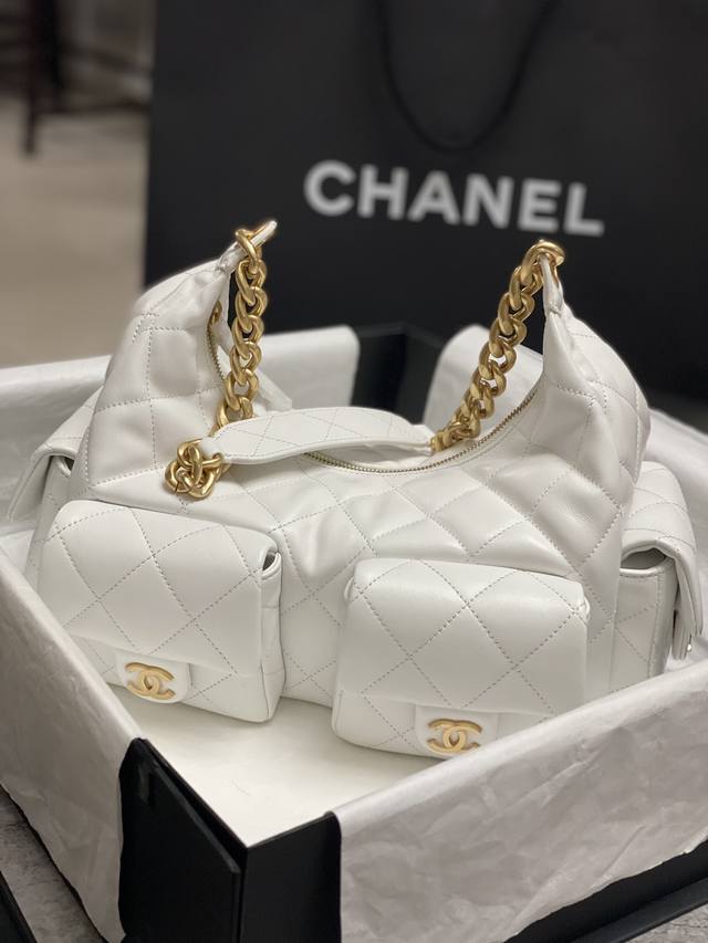 Chane125C 早春系列 Hoho嬉皮包 牛皮系，双袋口设计非常特别 上身效果真的绝 随性又优雅 金属链条 又潮又复古 容量很大 As5302#，大号，尺寸