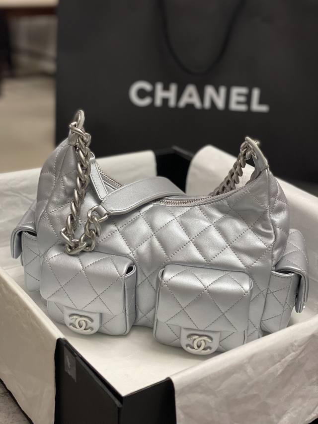 Chane125C 早春系列 Hoho嬉皮包 牛皮系，双袋口设计非常特别 上身效果真的绝 随性又优雅 金属链条 又潮又复古 容量很大 As5302#，大号，尺寸