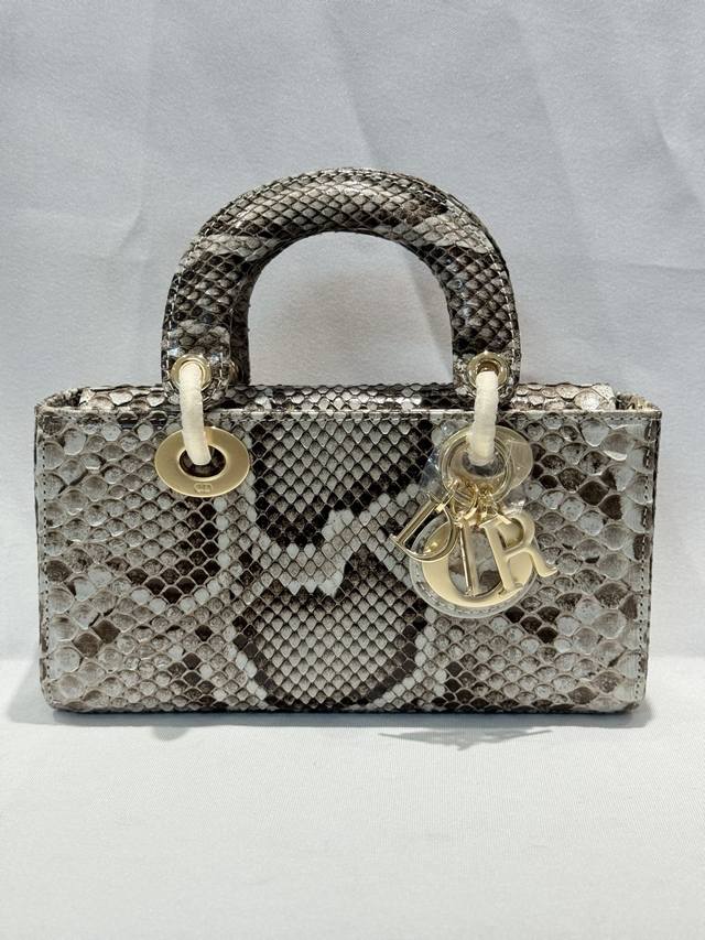 Lady Dior 22Cm进口蟒蛇皮，搭配金色五金 搭配一条可拆卸的链条肩带和一条可调节、可手提或斜挎，是日常造型的理想之选。 尺寸22Cmx13Cmx4Cm