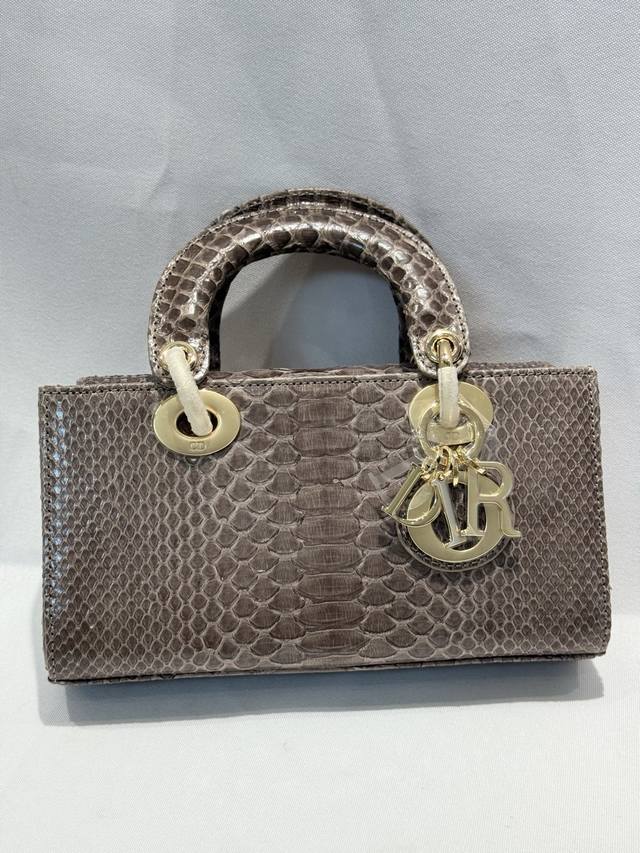 Lady Dior 22Cm进口蟒蛇皮，搭配金色五金 搭配一条可拆卸的链条肩带和一条可调节、可手提或斜挎，是日常造型的理想之选。 尺寸22Cmx13Cmx4Cm