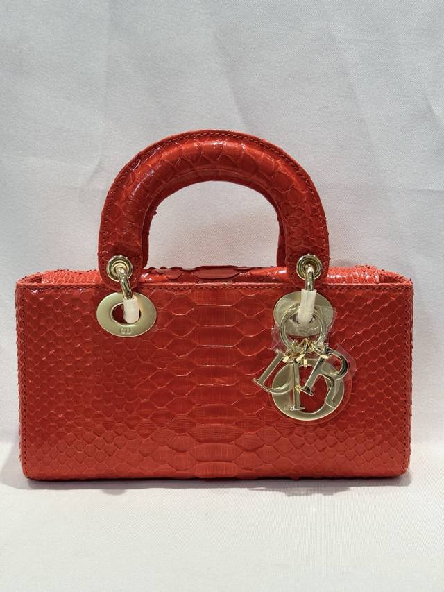 Lady Dior 22Cm进口蟒蛇皮，搭配金色五金 搭配一条可拆卸的链条肩带和一条可调节、可手提或斜挎，是日常造型的理想之选。 尺寸22Cmx13Cmx4Cm