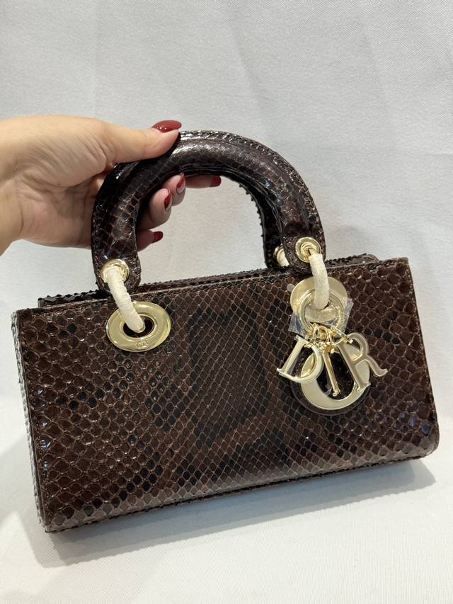 Lady Dior 22Cm进口蟒蛇皮，搭配金色五金 搭配一条可拆卸的链条肩带和一条可调节、可手提或斜挎，是日常造型的理想之选。 尺寸22Cmx13Cmx4Cm