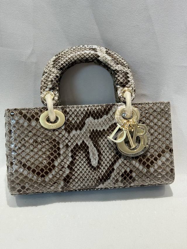 Lady Dior 22Cm进口蟒蛇皮，搭配金色五金 搭配一条可拆卸的链条肩带和一条可调节、可手提或斜挎，是日常造型的理想之选。 尺寸22Cmx13Cmx4Cm