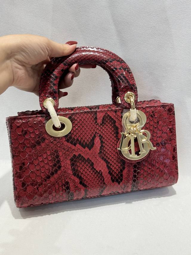 Lady Dior 22Cm进口蟒蛇皮，搭配金色五金 搭配一条可拆卸的链条肩带和一条可调节、可手提或斜挎，是日常造型的理想之选。 尺寸22Cmx13Cmx4Cm