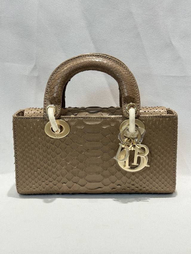 Lady Dior 22Cm进口蟒蛇皮，搭配金色五金 搭配一条可拆卸的链条肩带和一条可调节、可手提或斜挎，是日常造型的理想之选。 尺寸22Cmx13Cmx4Cm