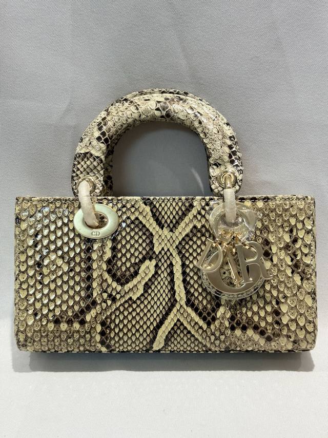 Lady Dior 22Cm进口蟒蛇皮,搭配金色五金 搭配一条可拆卸的链条肩带和一条可调节、可手提或斜挎,是日常造型的理想之选。 尺寸22Cmx13Cmx4Cm Lady Dior 22Cm进口蟒蛇皮,搭配金色五金 搭配一条可拆卸的链条肩带和一条可调节、可手提或斜挎,是日常造型的理想之选。 尺寸22Cmx13Cmx4Cm