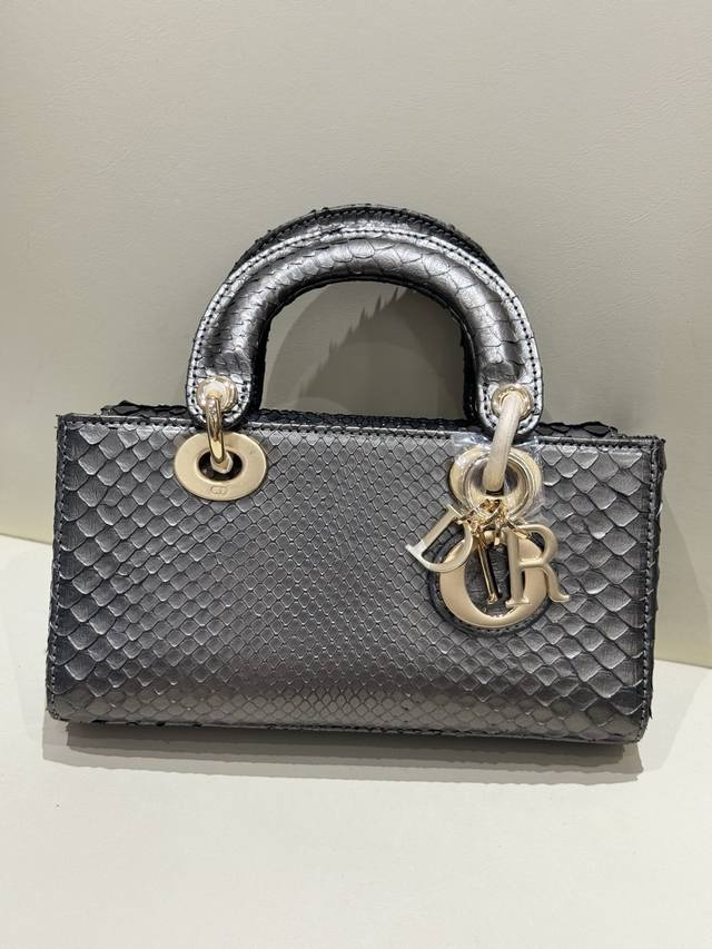 Lady Dior 22Cm进口蟒蛇皮，搭配金色五金 搭配一条可拆卸的链条肩带和一条可调节、可手提或斜挎，是日常造型的理想之选。 尺寸22Cmx13Cmx4Cm