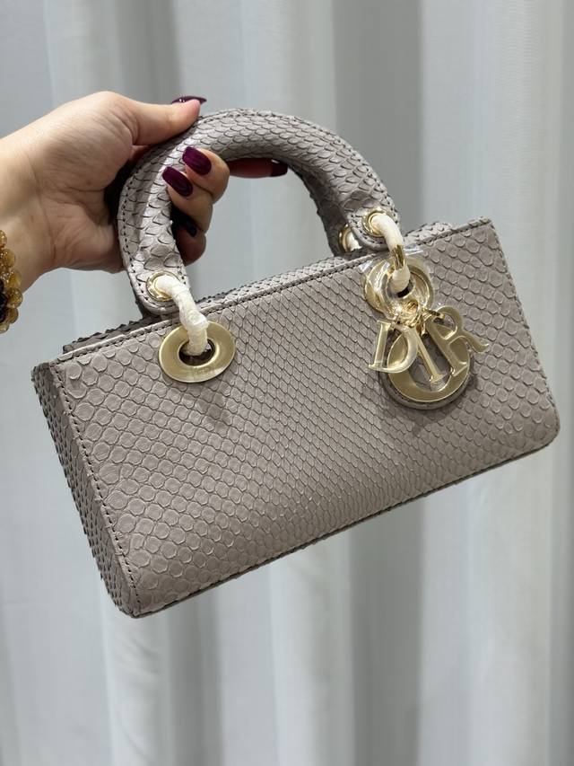 Lady Dior 22Cm进口蟒蛇皮，搭配金色五金 搭配一条可拆卸的链条肩带和一条可调节、可手提或斜挎，是日常造型的理想之选。 尺寸22Cmx13Cmx4Cm