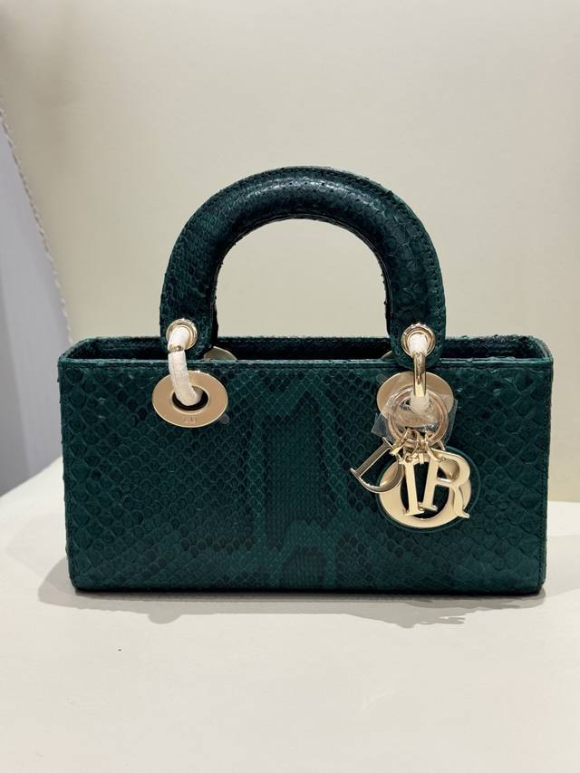Lady Dior 22Cm进口蟒蛇皮，搭配金色五金 搭配一条可拆卸的链条肩带和一条可调节、可手提或斜挎，是日常造型的理想之选。 尺寸22Cmx13Cmx4Cm