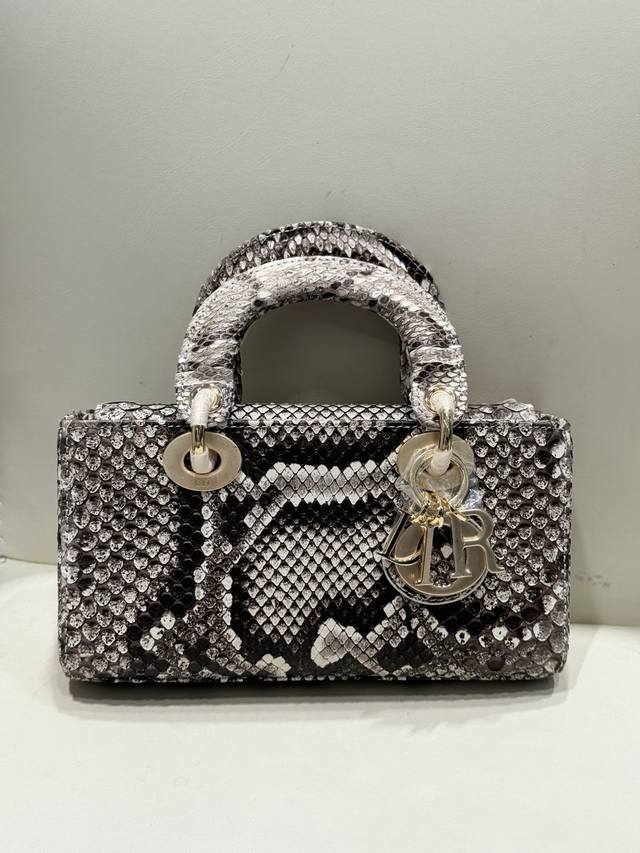 Lady Dior 22Cm进口蟒蛇皮，搭配金色五金 搭配一条可拆卸的链条肩带和一条可调节、可手提或斜挎，是日常造型的理想之选。 尺寸22Cmx13Cmx4Cm