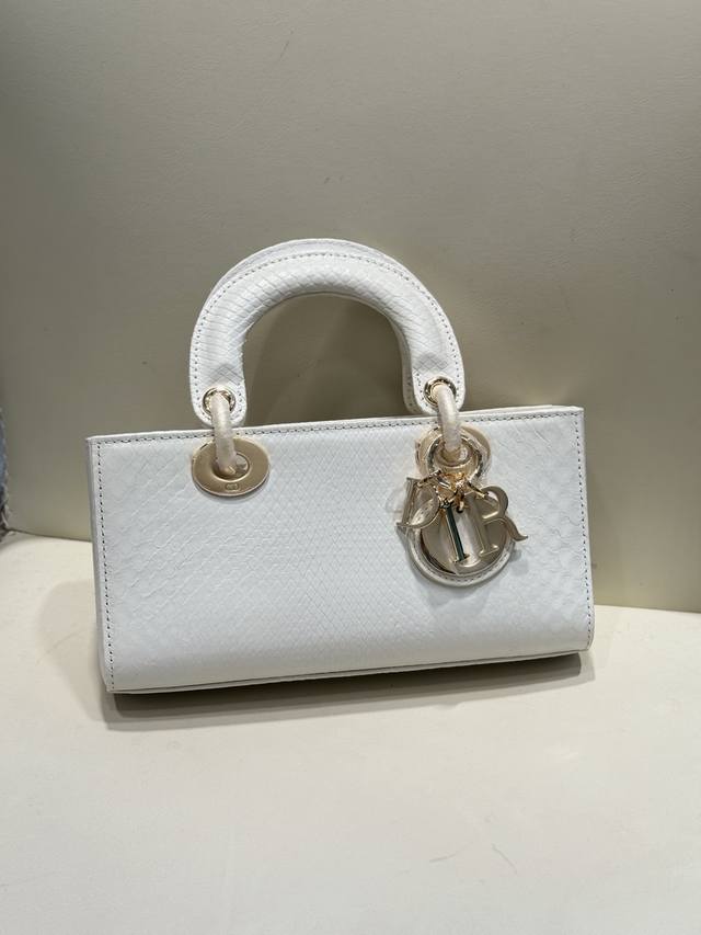 Lady Dior 22Cm进口蟒蛇皮，搭配金色五金 搭配一条可拆卸的链条肩带和一条可调节、可手提或斜挎，是日常造型的理想之选。 尺寸22Cmx13Cmx4Cm