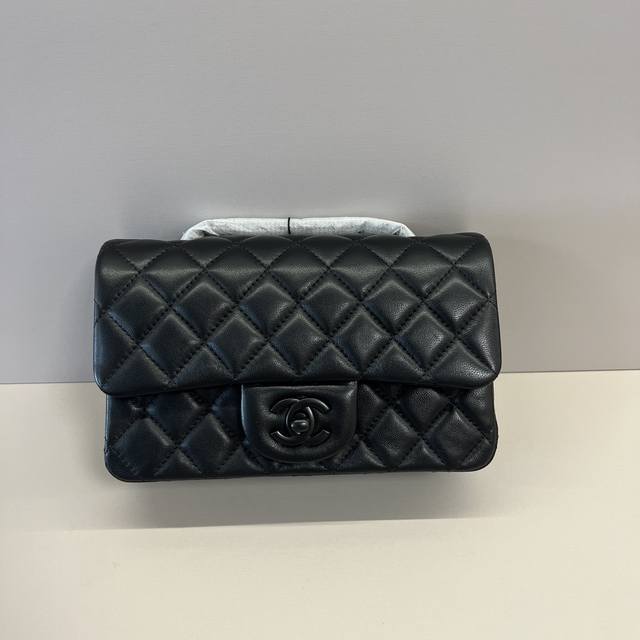 独家实拍 Cf 20Cm羊皮进口小羊皮,升级版市场独家好货,可以进出专柜对比的顶尖货,皮质细节及做工看图片哦,堪称完美!欢迎货比三家 独家实拍 Cf 20Cm羊皮进口小羊皮,升级版市场独家好货,可以进出专柜对比的顶尖货,皮质细节及做工看图片哦,堪称完美!欢迎货比三家