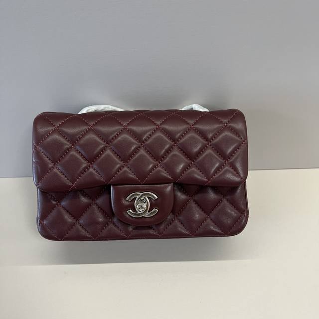 独家实拍 Cf 20Cm羊皮进口小羊皮，升级版市场独家好货，可以进出专柜对比的顶尖货，皮质细节及做工看图片哦，堪称完美！欢迎货比三家