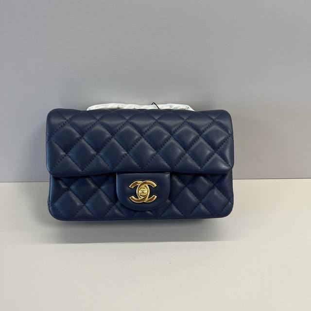 独家实拍 Cf 20Cm羊皮进口小羊皮,升级版市场独家好货,可以进出专柜对比的顶尖货,皮质细节及做工看图片哦,堪称完美!欢迎货比三家 独家实拍 Cf 20Cm羊皮进口小羊皮,升级版市场独家好货,可以进出专柜对比的顶尖货,皮质细节及做工看图片哦,堪称完美!欢迎货比三家