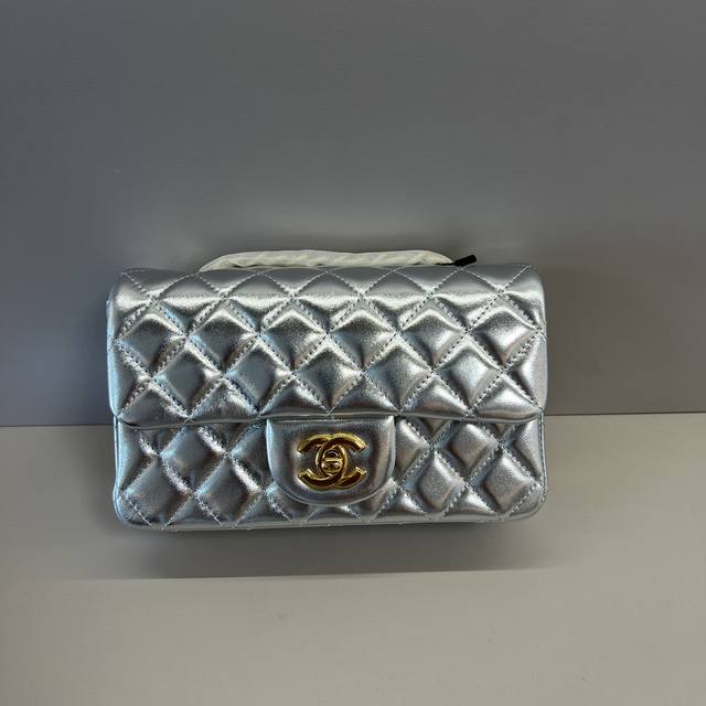 独家实拍 Cf 20Cm羊皮进口小羊皮，升级版市场独家好货，可以进出专柜对比的顶尖货，皮质细节及做工看图片哦，堪称完美！欢迎货比三家