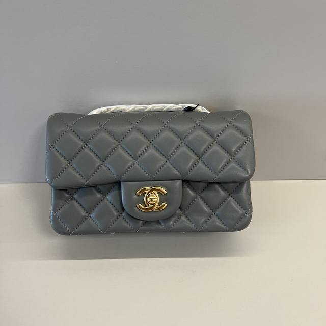 独家实拍 Cf 20Cm羊皮进口小羊皮，升级版市场独家好货，可以进出专柜对比的顶尖货，皮质细节及做工看图片哦，堪称完美！欢迎货比三家