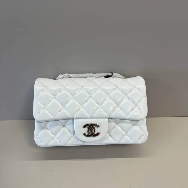 独家实拍 Cf 20Cm羊皮进口小羊皮,升级版市场独家好货,可以进出专柜对比的顶尖货,皮质细节及做工看图片哦,堪称完美!欢迎货比三家 独家实拍 Cf 20Cm羊皮进口小羊皮,升级版市场独家好货,可以进出专柜对比的顶尖货,皮质细节及做工看图片哦,堪称完美!欢迎货比三家