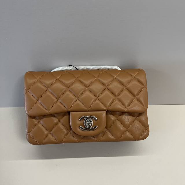 独家实拍 Cf 20Cm羊皮进口小羊皮，升级版市场独家好货，可以进出专柜对比的顶尖货，皮质细节及做工看图片哦，堪称完美！欢迎货比三家