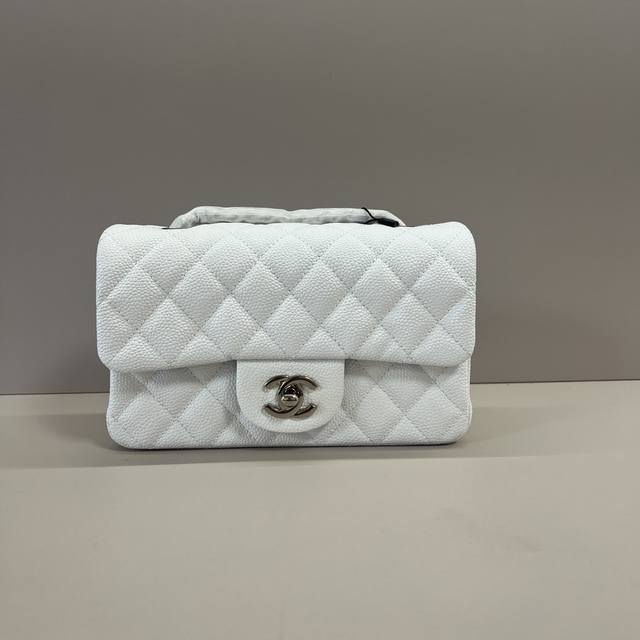 独家实拍Cf 20Cm 大球纹 ，进口对版小牛皮，市场独家好货，可以进出专柜对比的顶尖货，皮质细节及做工看图片哦，堪称完美！欢迎货比三家