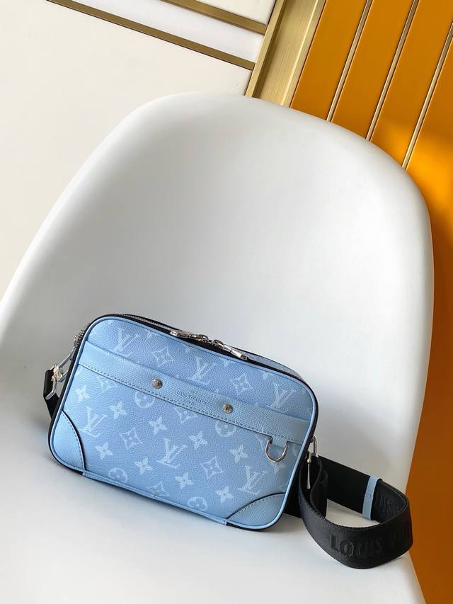 M14073蓝色 大号原单男 差包系列 M46955黑花大号Alpha 邮差包 本款 Alpha 邮差包展现 Monogram 帆布与 Taga Dgx压纹牛皮 M14073蓝色 大号原单男 差包系列 M46955黑花大号Alpha 邮差包 本款 Alpha 邮差包展现 Monogram 帆布与 Taga Dgx压纹牛皮