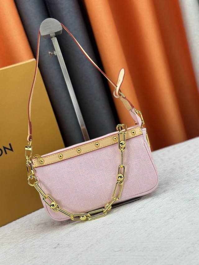 M13404 丹宁牛仔本款 Pochette Accessoires 手袋取材涂层帆布，以缤纷 Monogram 图案演绎路易威登×村上隆跨界合作系列的灵动格调