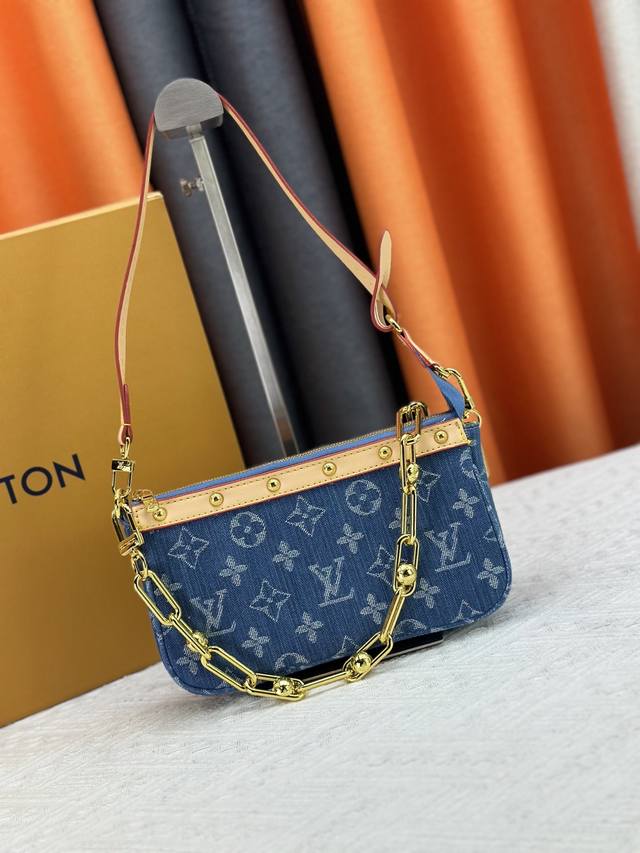 M13404 丹宁牛仔本款 Pochette Accessoires 手袋取材涂层帆布，以缤纷 Monogram 图案演绎路易威登×村上隆跨界合作系列的灵动格调