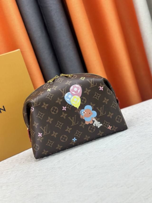 新品限定 太阳花限定化妆包 款号：M14891 很实用的日常化妆袋；贝壳包外型可可爱爱、配上限定太阳花丝印图案超级俏皮精致；蓝色防水内衬清新亮丽又防污好清洁、便