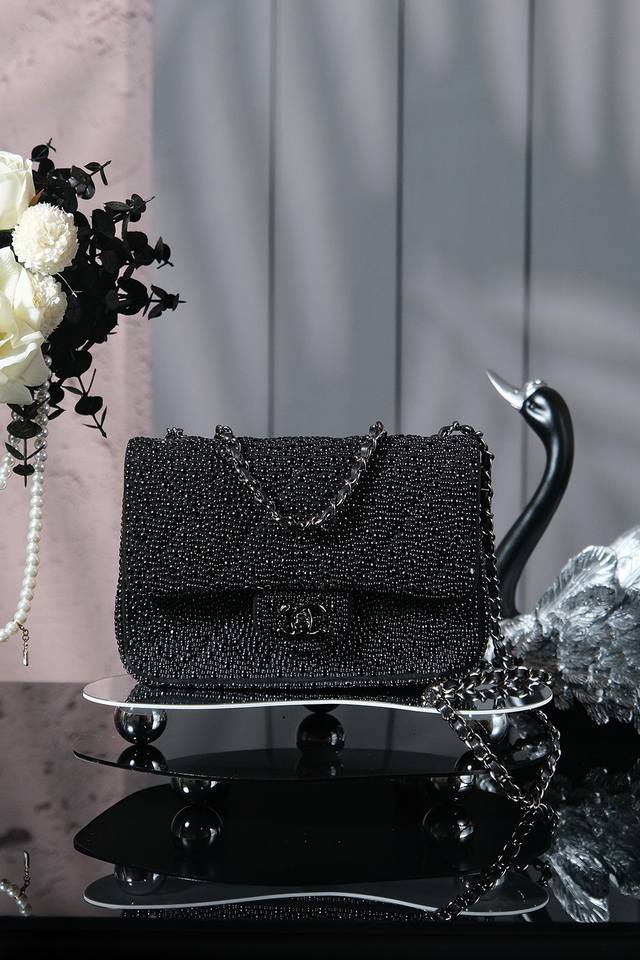 香奈儿Chanel 1:1对标顶级 高级手工系列 Chanel 25S珍珠Cf款深灰色 款号:As4297 尺寸:20Cm 配套包装 香奈儿Chanel 1:1对标顶级 高级手工系列 Chanel 25S珍珠Cf款深灰色 款号:As4297 尺寸:20Cm 配套包装