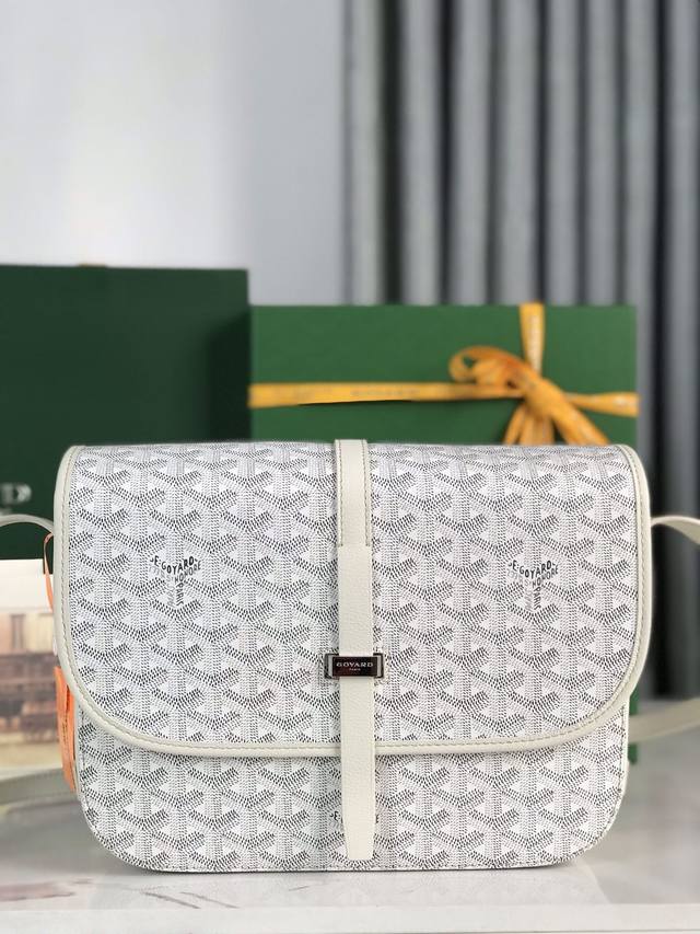 正品级 BelvéDèRe 荔枝纹版全新推出 BelvéDèRe 包最经典的特质：简约优雅，轻便实用。单狭带扣流畅地穿过金属环，开关自如；皮质镶边以线条的方式凸