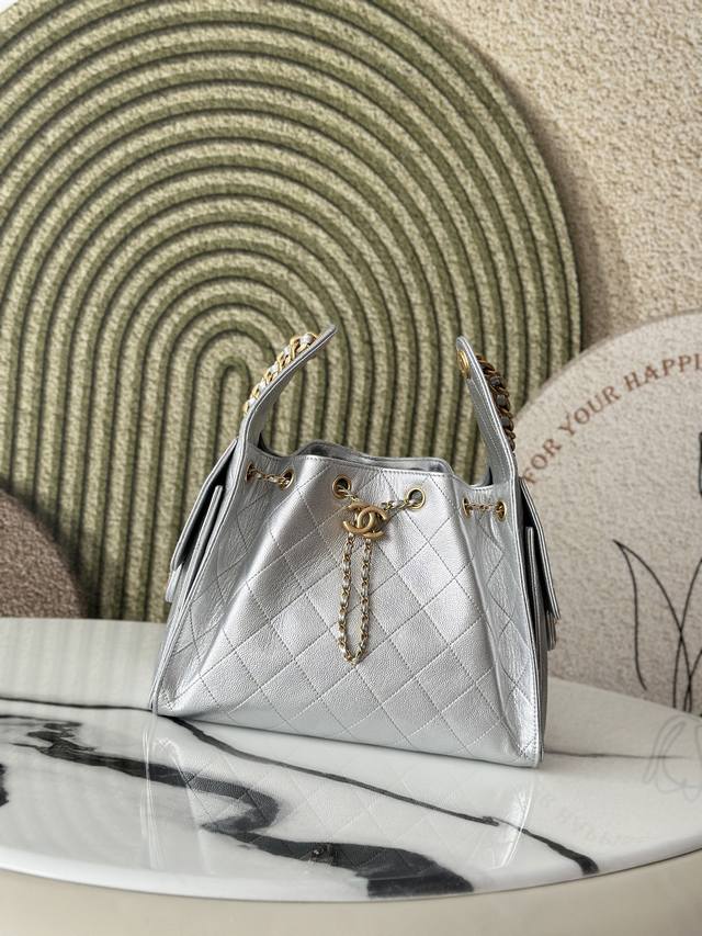 原厂事 25C牛皮 球纹 香奈儿 Chanel Hobo 腋下包 嬉皮腋下包小号 复古金币纽扣抽绳水桶包+菱格纹+复古黑金 经典链条设计,高级感十足!日常出行必 原厂事 25C牛皮 球纹 香奈儿 Chanel Hobo 腋下包 嬉皮腋下包小号 复古金币纽扣抽绳水桶包+菱格纹+复古黑金 经典链条设计,高级感十足!日常出行必