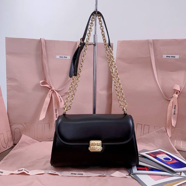 正品级 5Bd266：Mium新品法棍包，这款单肩包延续经典设计，采用轻薄填充皮革设计，别具一格，顶级小牛皮材质，搭配优雅的正面翻盖与可调节金属肩带，风格百变多