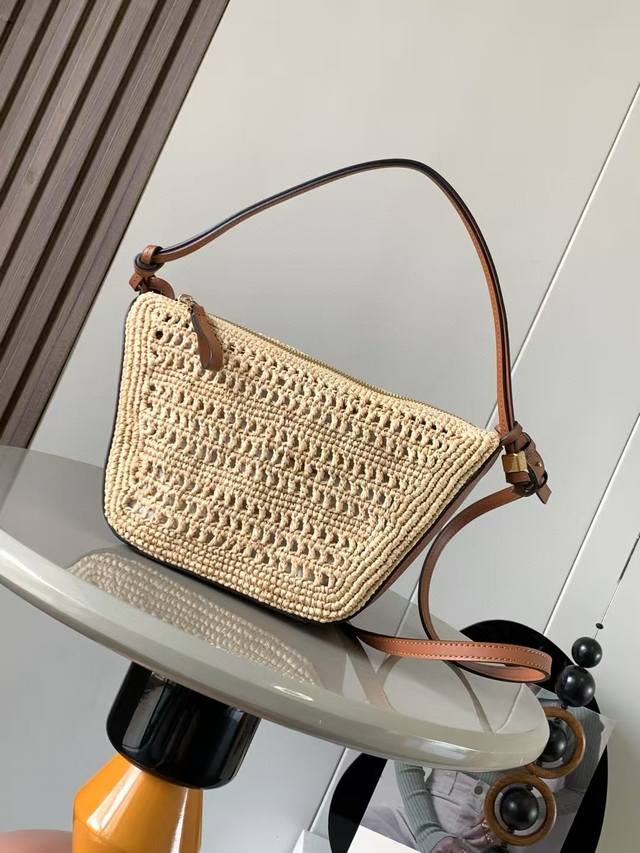 原厂皮 拉菲草编织手袋,爆款Hammockhobo手袋新款吊床包 腋下包，一款三用:手提、肩背、斜挂！可以自由Diy玩法多多，超级百搭Hammock Hobo手