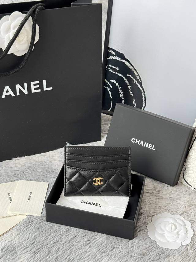 Chanel 2025 新品 卡片包小羊皮 七个卡位 可放零钱 进口意大利小羊皮制作+五金Logo 太美了 超爱的 颜色如图所示明，收纳方便快捷，迷你卡包 编号