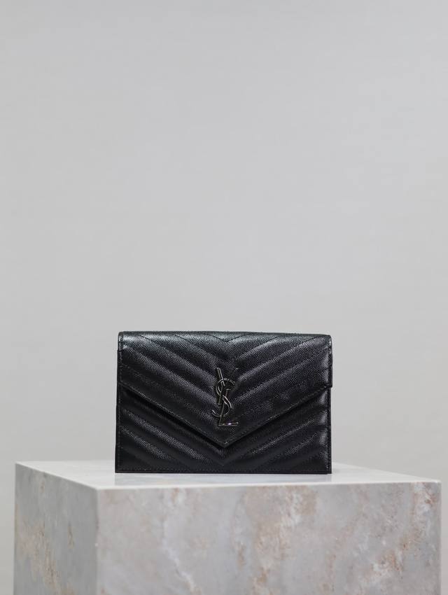 正品级 黑色银扣鱼子酱_ Woc小号信封包来袭，说到信封包，Y家的这一只一定必须要拥有名字！整包采用意大利牛皮制作，版型立体，手感舒适！可拆卸的肩带设计丰富了包