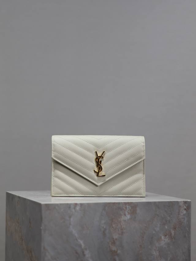 正品级 白色金扣鱼子酱_ Woc小号信封包来袭,说到信封包,Y家的这一只一定必须要拥有名字!整包采用意大利牛皮制作,版型立体,手感舒适!可拆卸的肩带设计丰富了包 正品级 白色金扣鱼子酱_ Woc小号信封包来袭,说到信封包,Y家的这一只一定必须要拥有名字!整包采用意大利牛皮制作,版型立体,手感舒适!可拆卸的肩带设计丰富了包