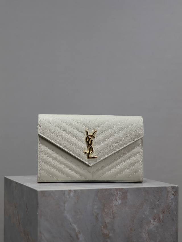 正品级 白色金扣鱼子酱_ Monogram_信封包.超级实用的一款小包，最经典的款式，升级最高级的版本，100%意大利小牛皮配上精细手工制作；定制金属Y家Log