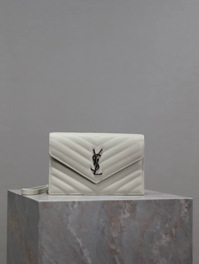 正品级 白色银扣鱼子酱_ Woc小号信封包来袭,说到信封包,Y家的这一只一定必须要拥有名字!整包采用意大利牛皮制作,版型立体,手感舒适!可拆卸的肩带设计丰富了包 正品级 白色银扣鱼子酱_ Woc小号信封包来袭,说到信封包,Y家的这一只一定必须要拥有名字!整包采用意大利牛皮制作,版型立体,手感舒适!可拆卸的肩带设计丰富了包