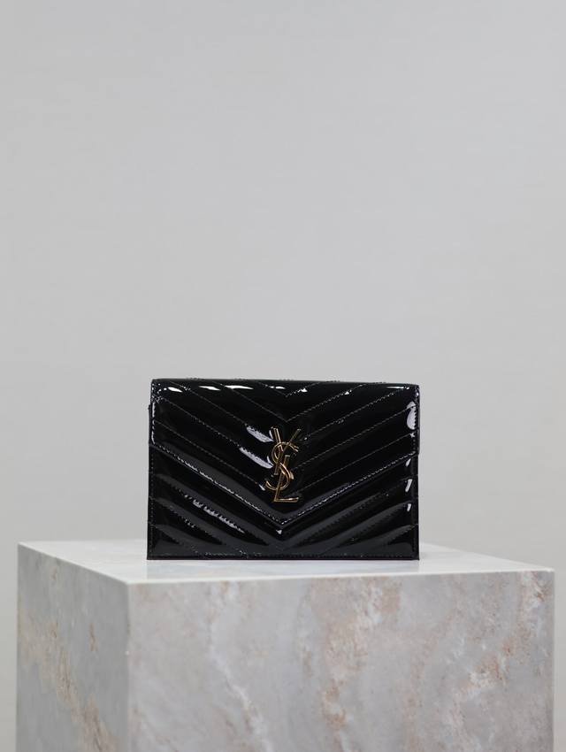 正品级 黑色漆皮金扣_ Woc小号信封包来袭，说到信封包，Y家的这一只一定必须要拥有名字！整包采用意大利牛皮制作，版型立体，手感舒适！可拆卸的肩带设计丰富了包包