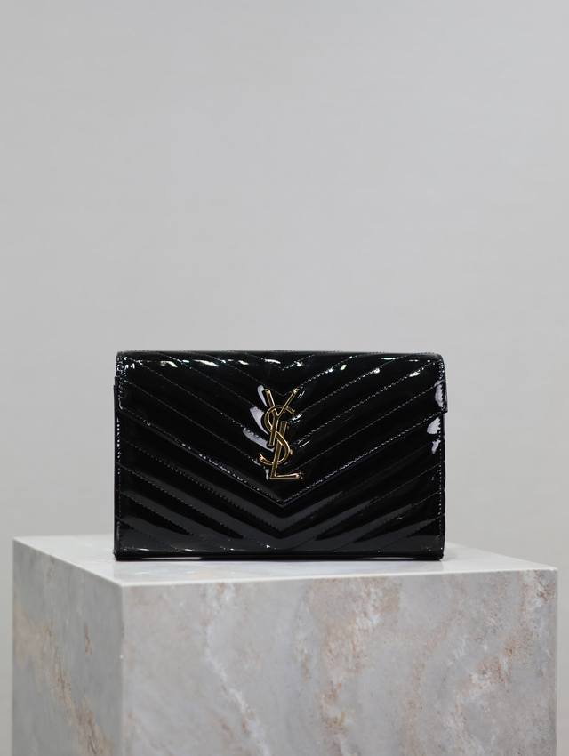 正品级 黑色金扣漆皮_ Monogram_信封包.超级实用的一款小包，最经典的款式，升级最高级的版本，100%意大利小牛皮配上精细手工制作；定制金属Y家Logo