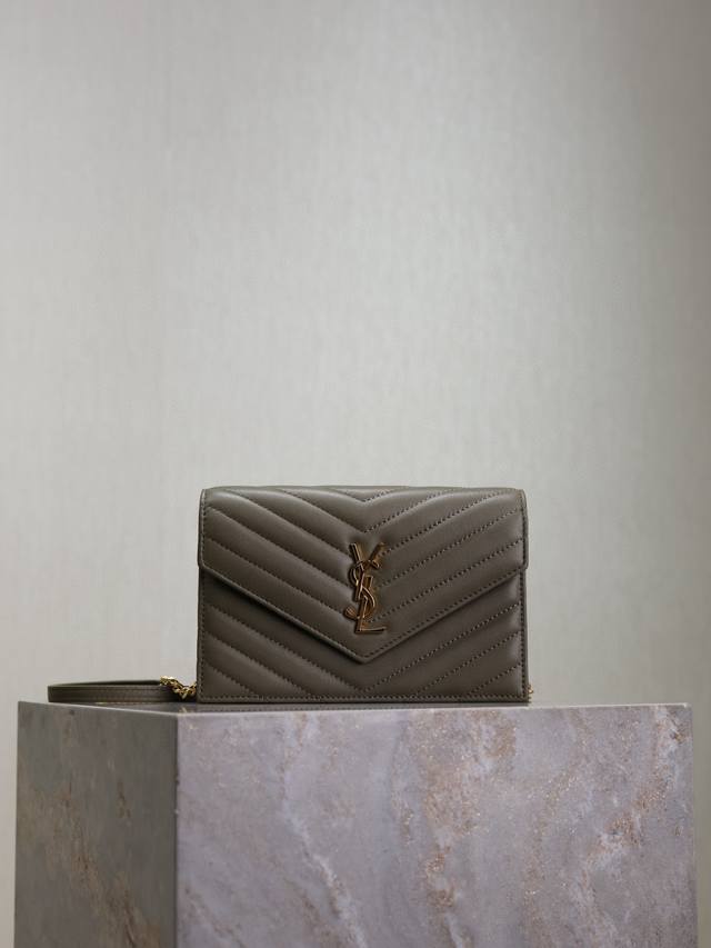 正品级 苔绿色羊皮 Woc小号信封包来袭，说到信封包，Y家的这一只一定必须要拥有名字！整包采用意大利羊皮制作，版型立体，手感舒适！可拆卸的肩带设计丰富了包包的多