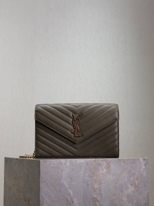 正品级 苔绿色羊皮 Monogram_信封包.超级实用的一款小包，最经典的款式，升级最高级的版本，100%意大利小羊皮配上精细手工制作；定制金属Y家Logo彰显